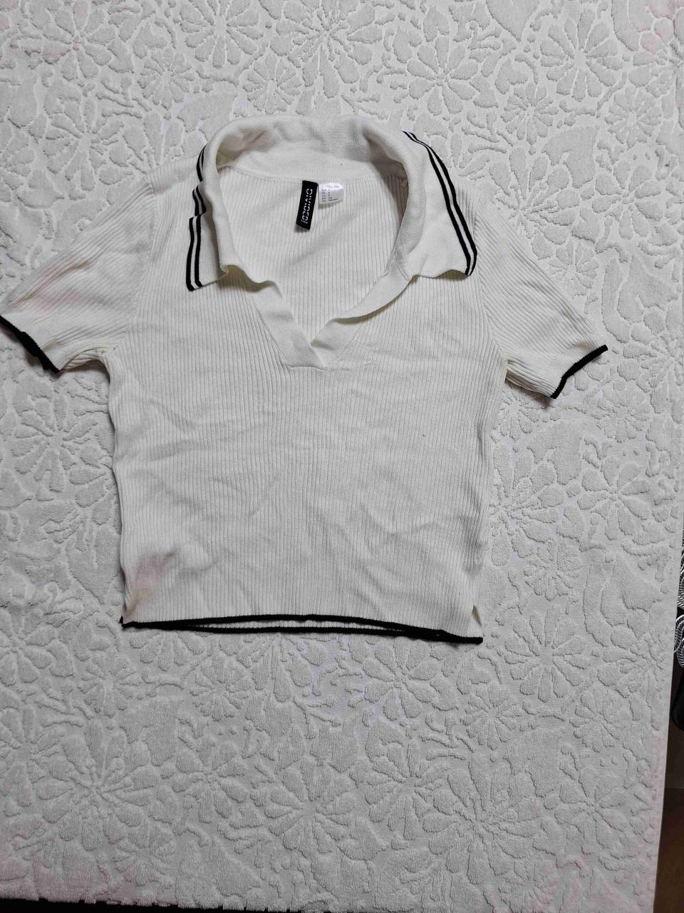 Polera blanca de cuello negro