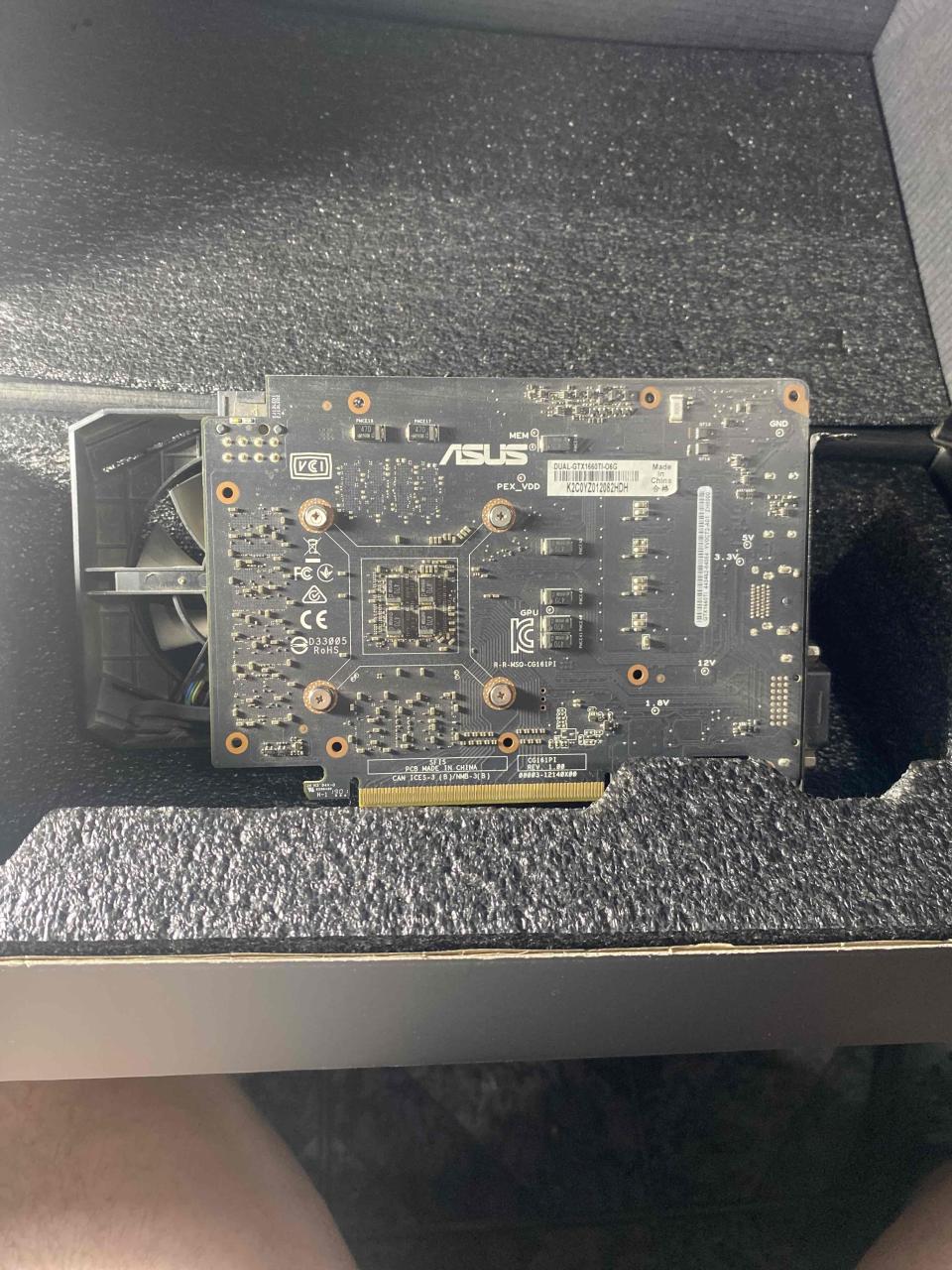 Tarjeta gráfica ASUS 1660 TIdoble ventilador - miniatura 2