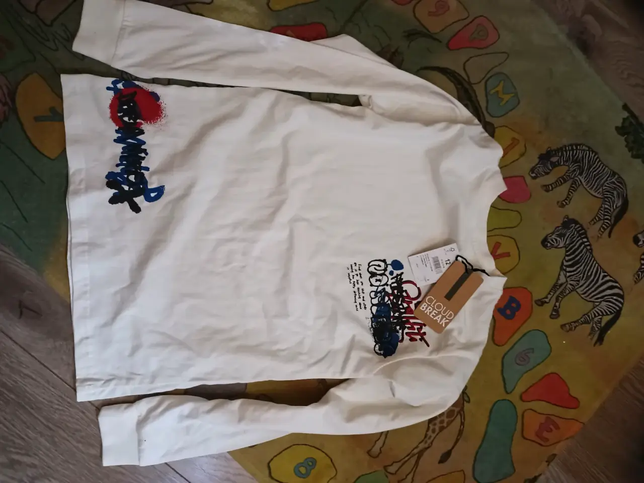 Polera blanca con estampado gráfico - miniatura 1