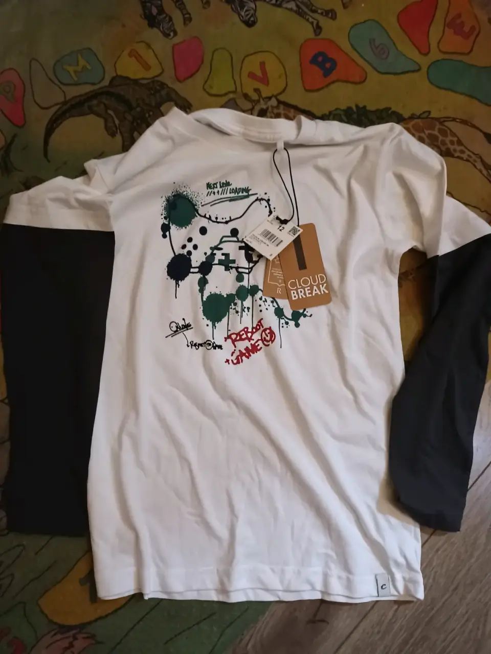 Polera blanca con estampado gráfico - miniatura 2