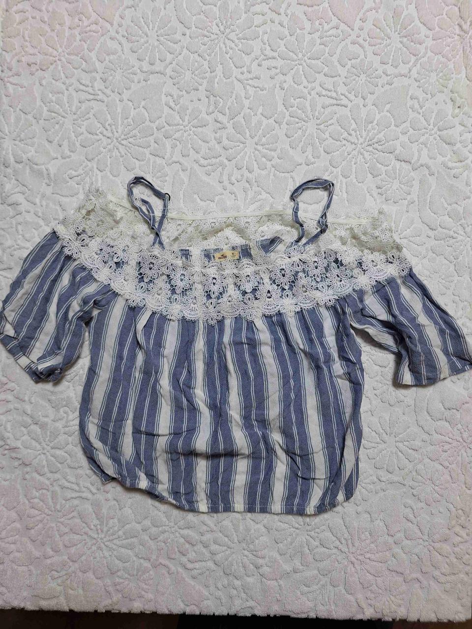 Blusa rayada con encaje