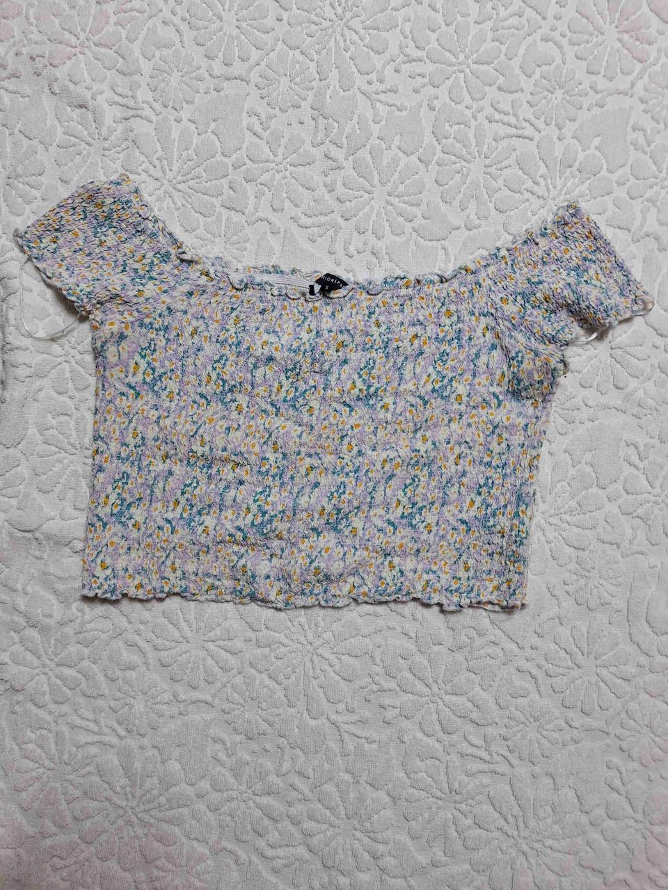 Top floral fruncido multicolor