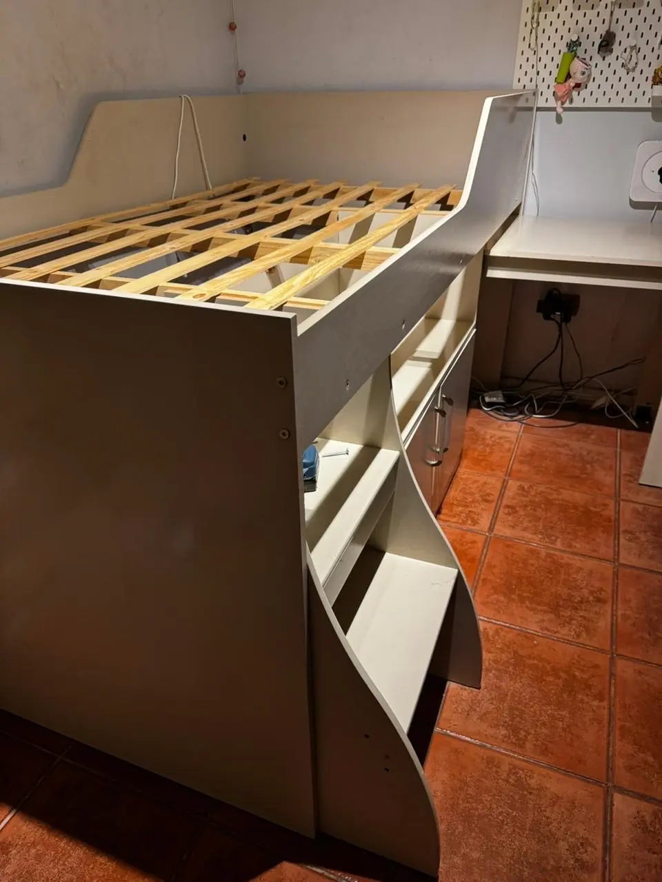 Cama alta 1,5  con escritorio incorporado - miniatura 1