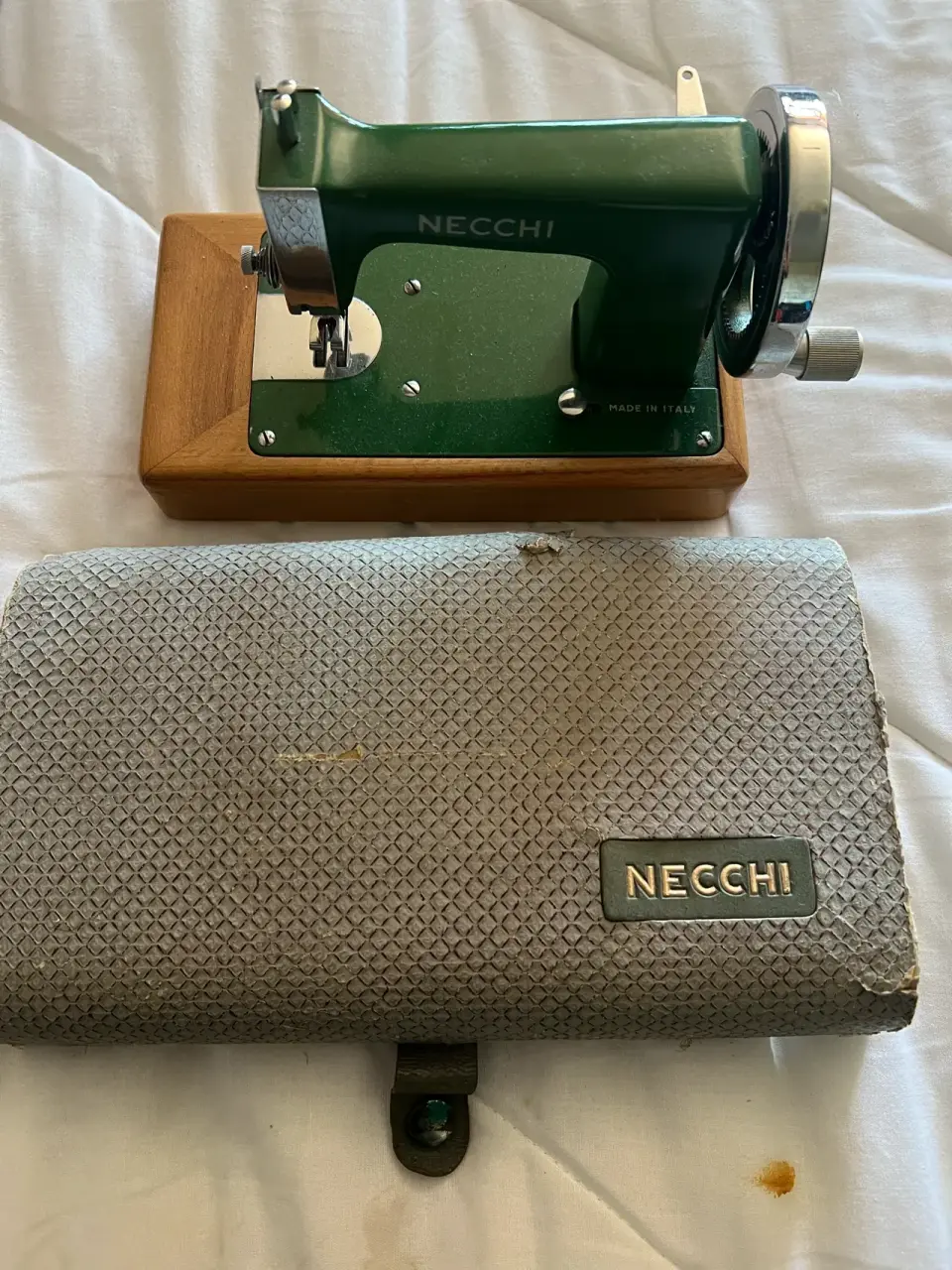 Máquina de coser vintage Necchi - miniatura 1