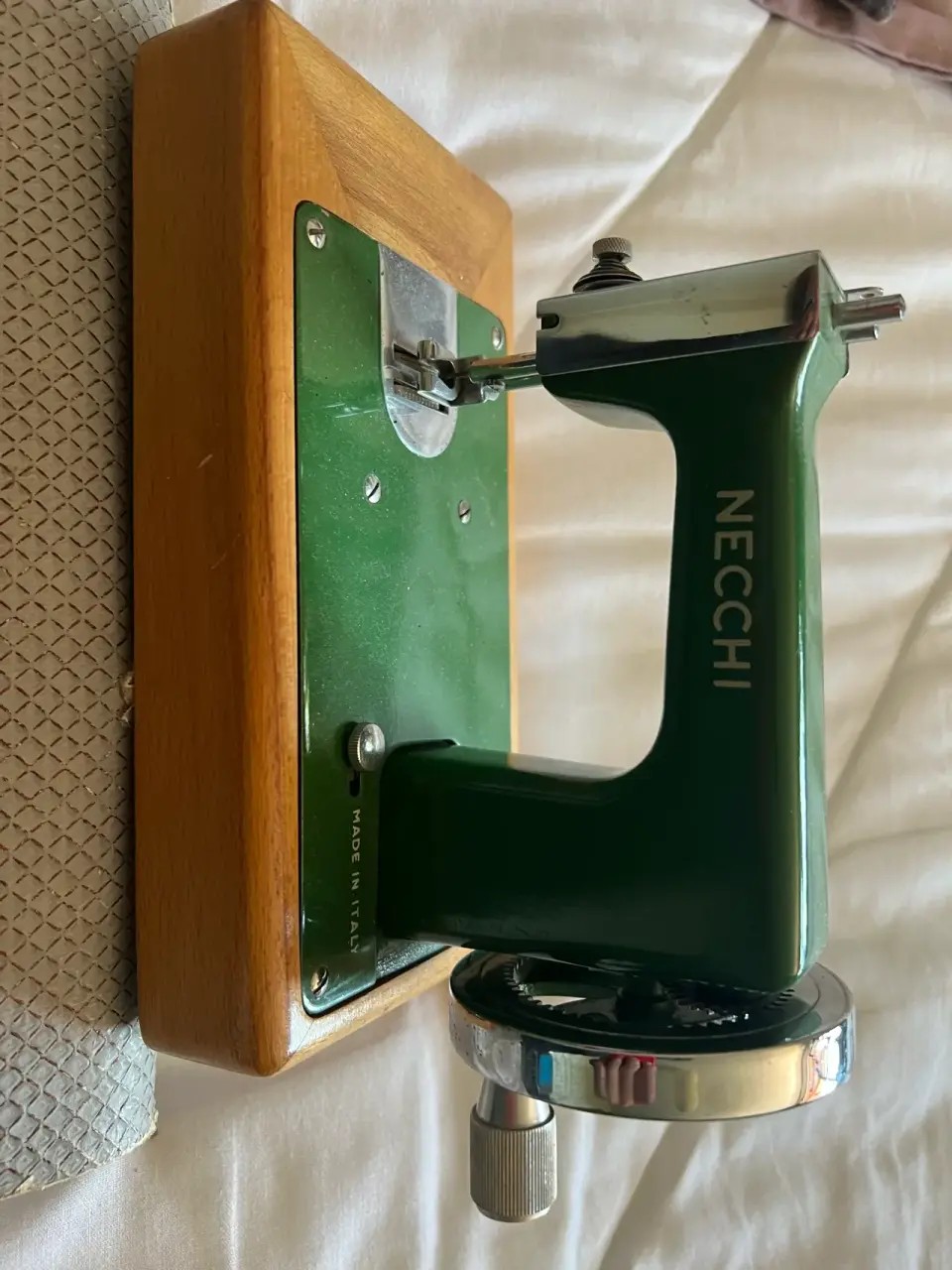 Máquina de coser vintage Necchi - miniatura 2