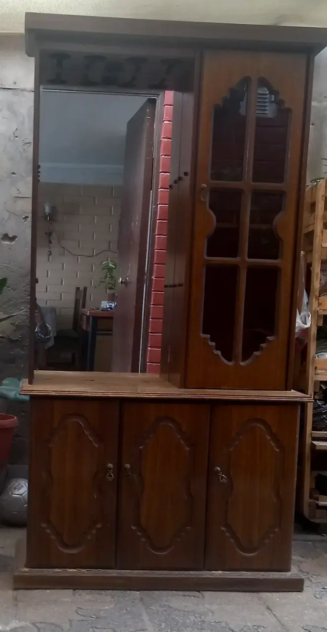 Vitrina de madera con espejo y licorera abatible - miniatura 1