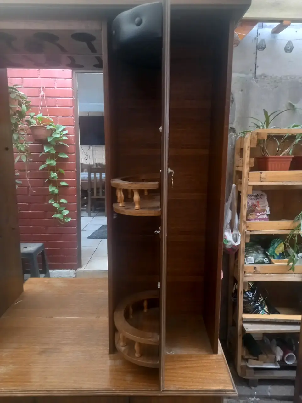 Vitrina de madera con espejo y licorera abatible - miniatura 3