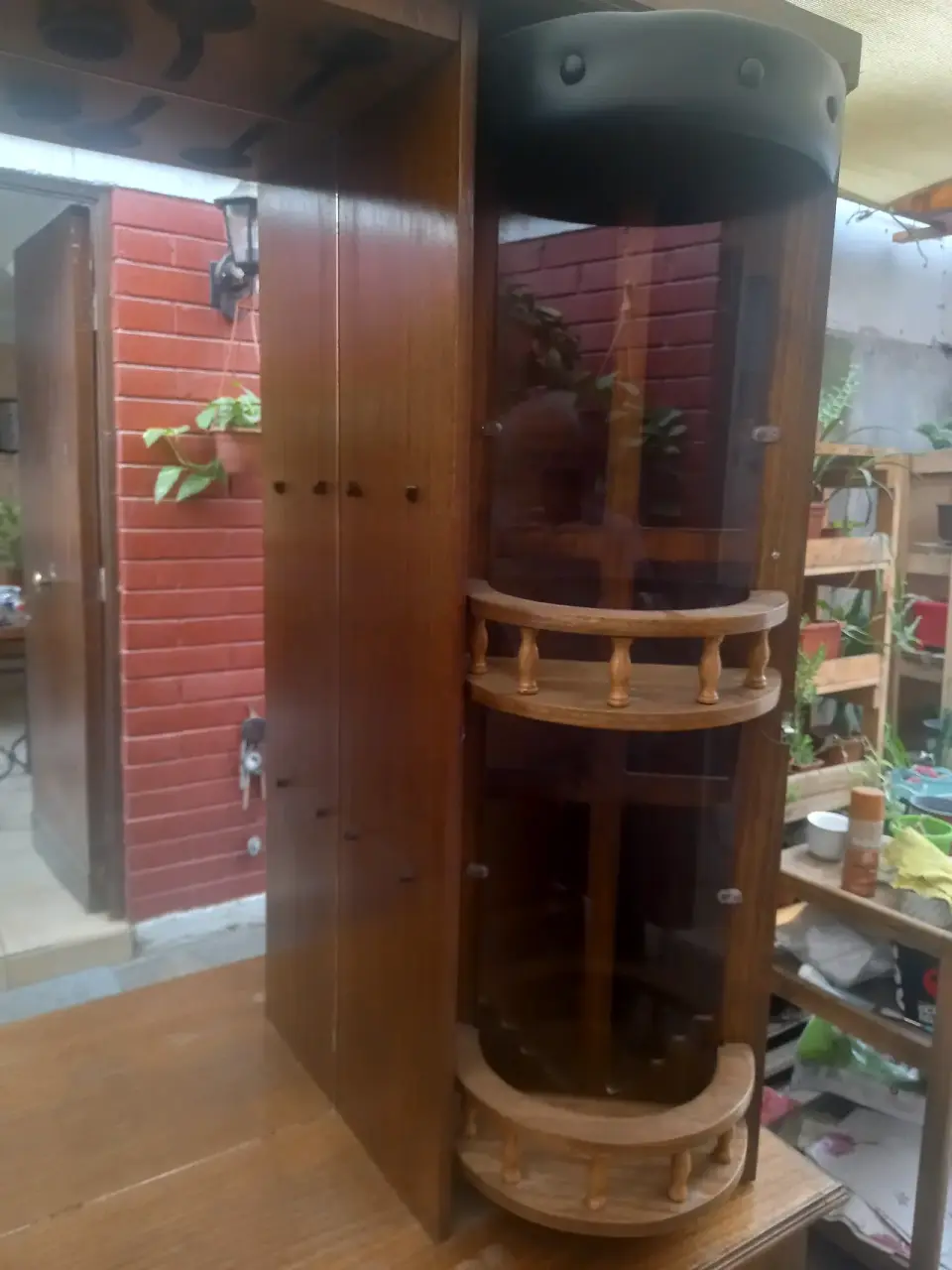 Vitrina de madera con espejo y licorera abatible - miniatura 8