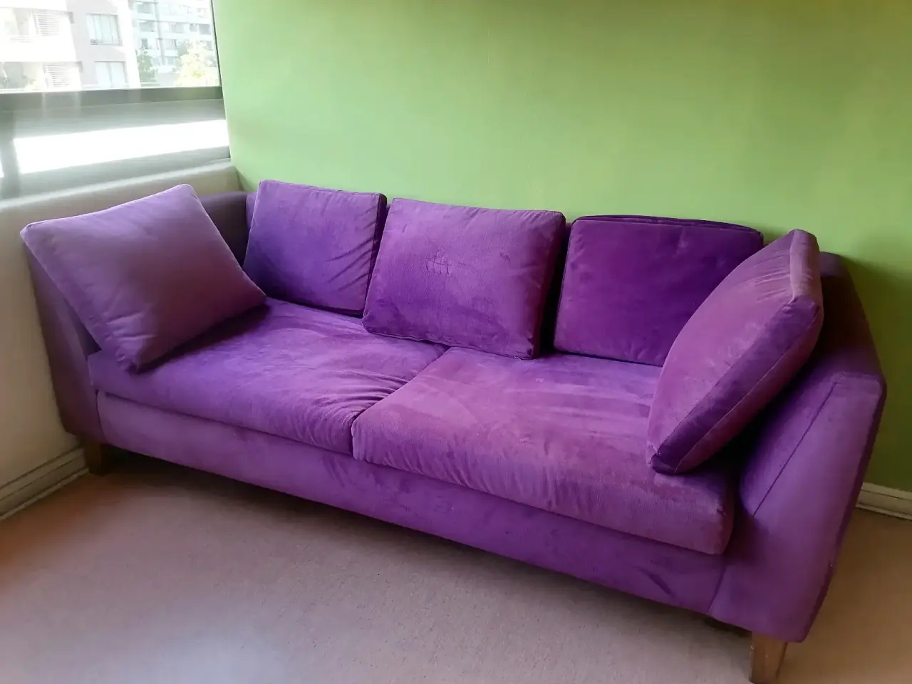 Sofá morado en buen estado