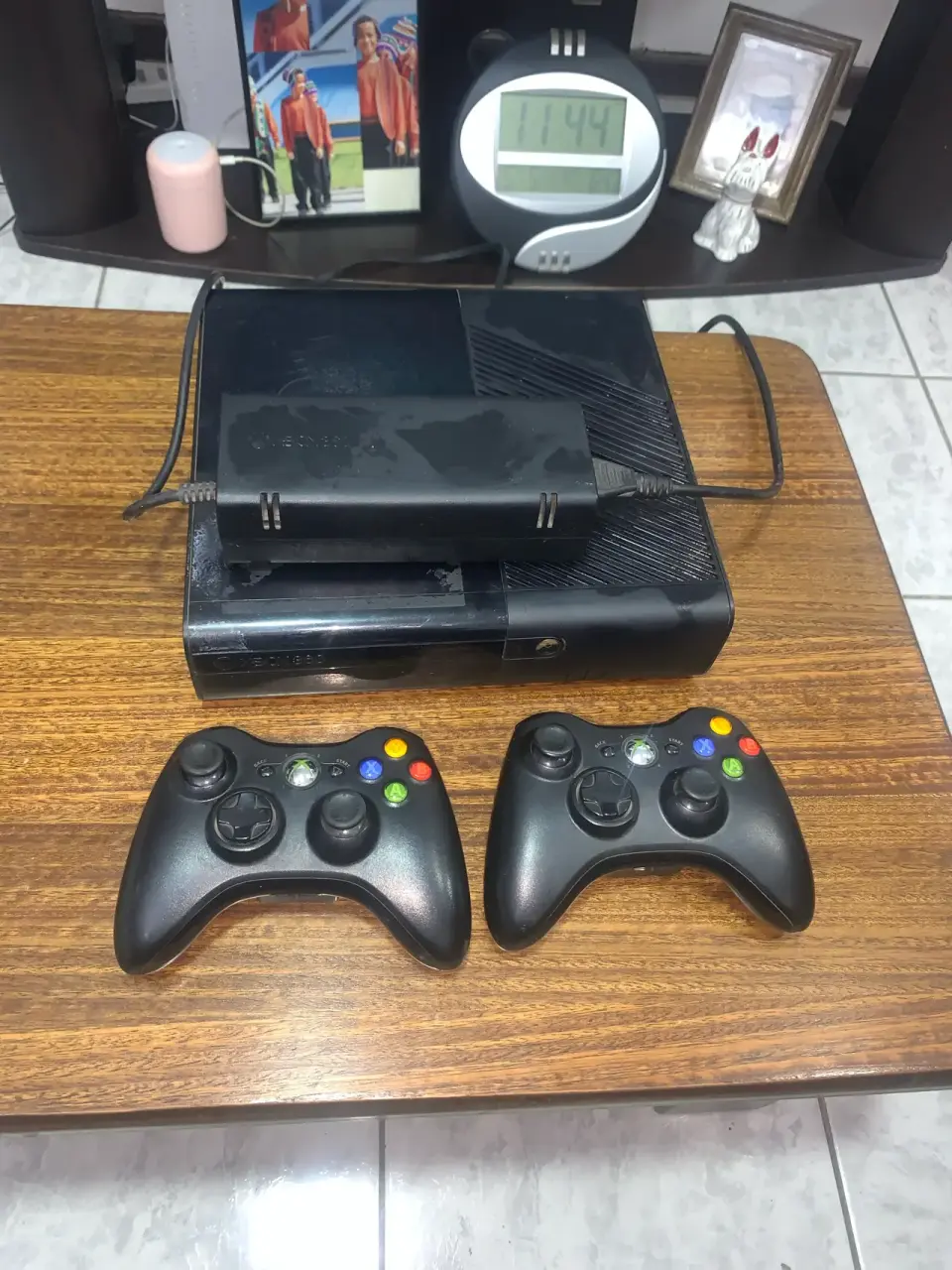 Consola Xbox 360 con dos controles - miniatura 1