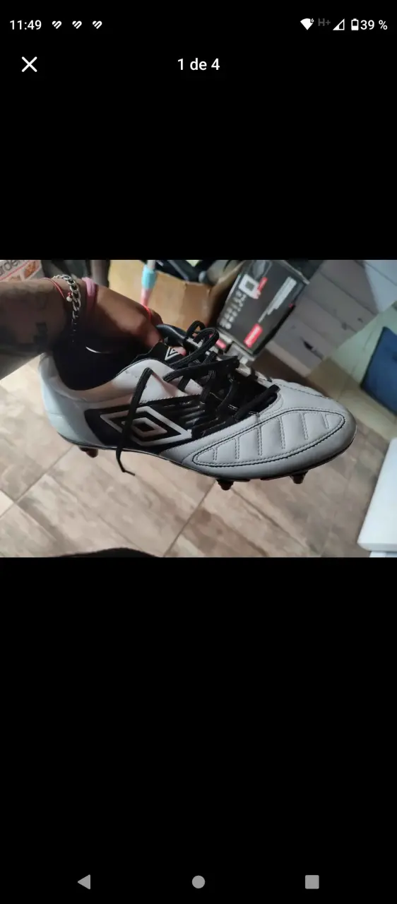 Zapatillas de fútbol blancas y negras - miniatura 1