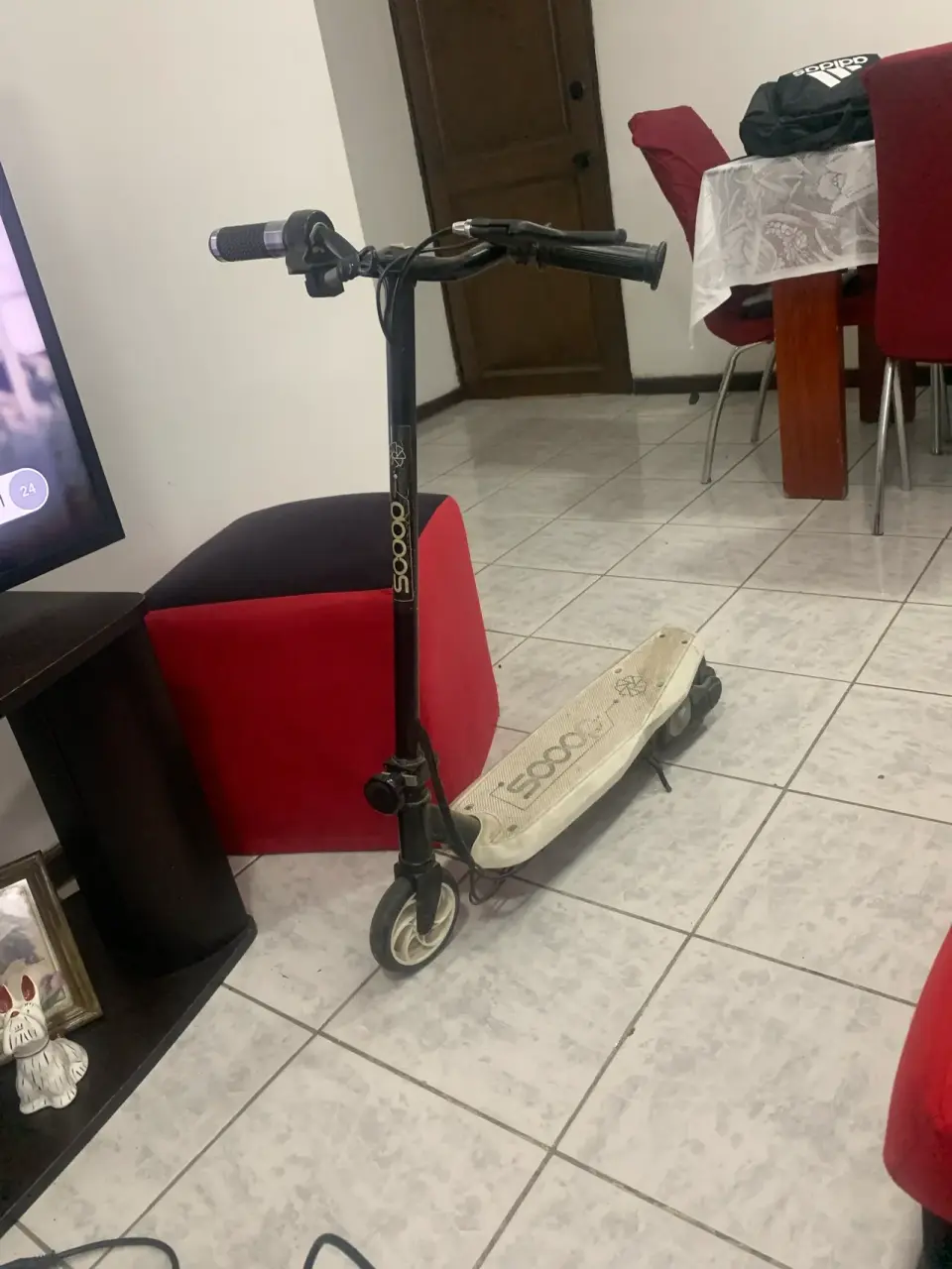 Scooter eléctrico negro usado