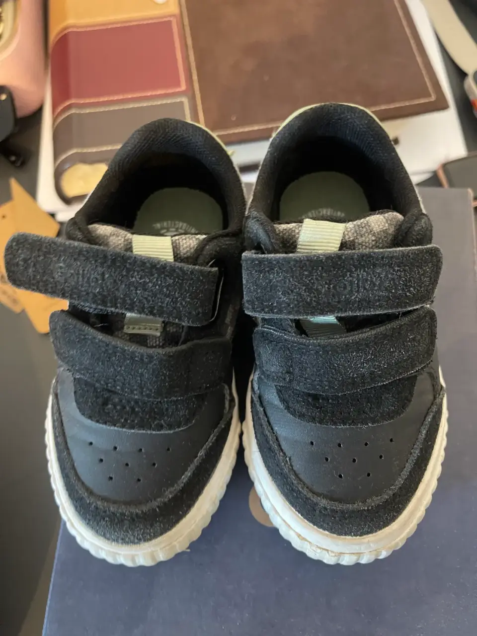 Zapatillas negras infantiles - miniatura 1