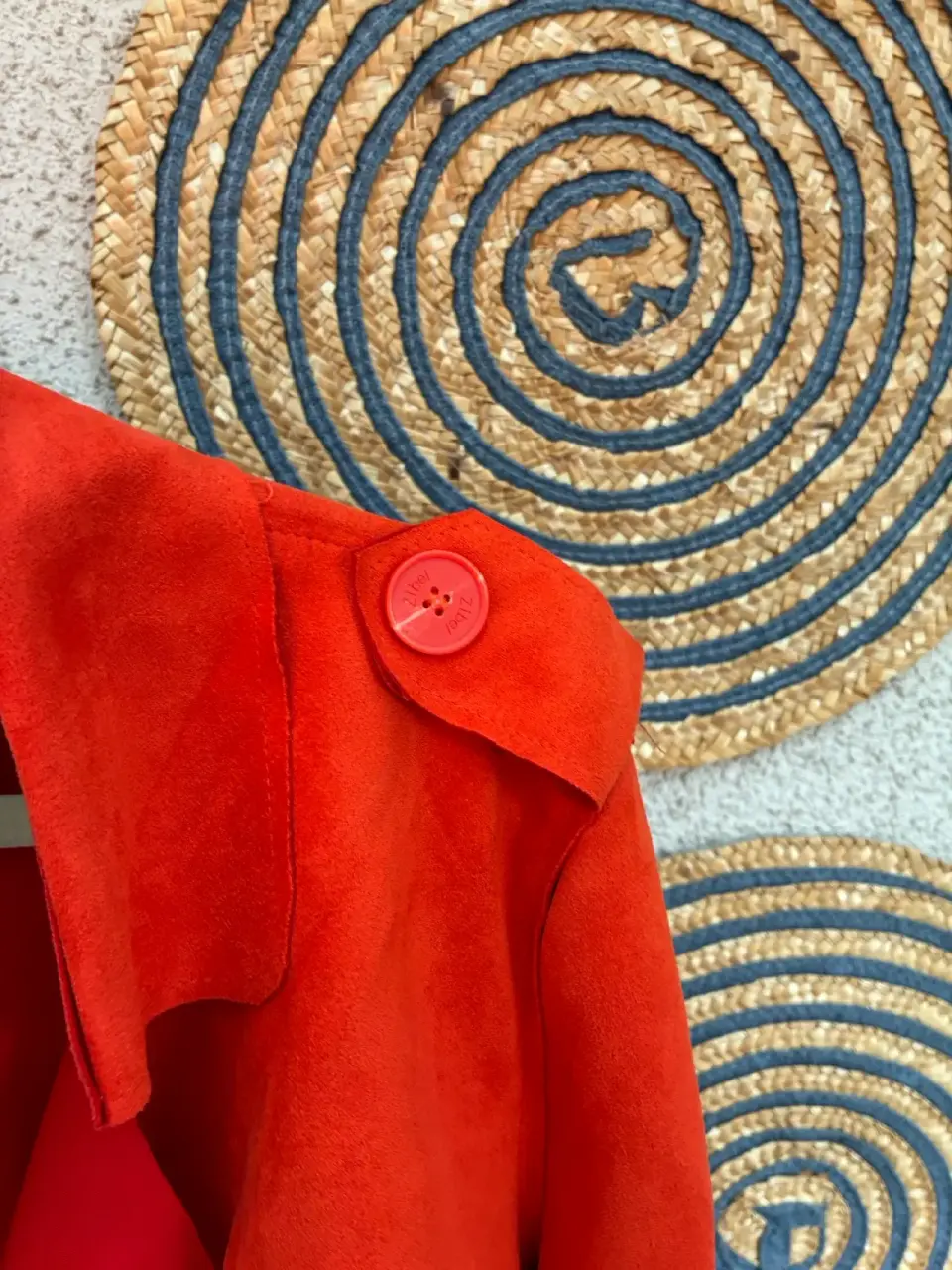 Abrigo rojo elegante - miniatura 1
