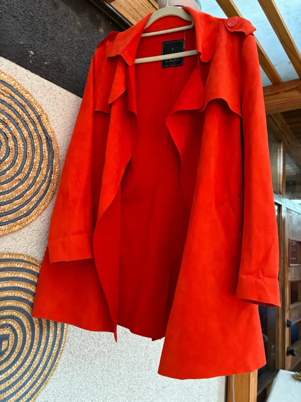 Abrigo rojo elegante - miniatura 3