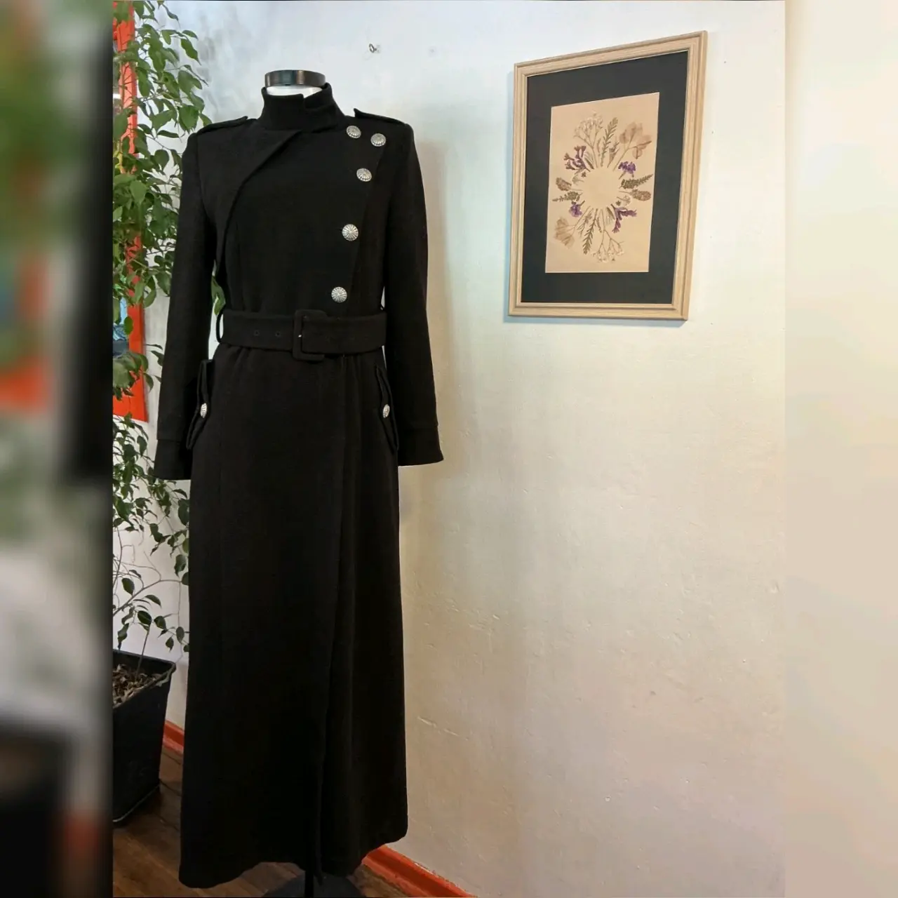 Abrigo negro con botones metálicos - miniatura 1