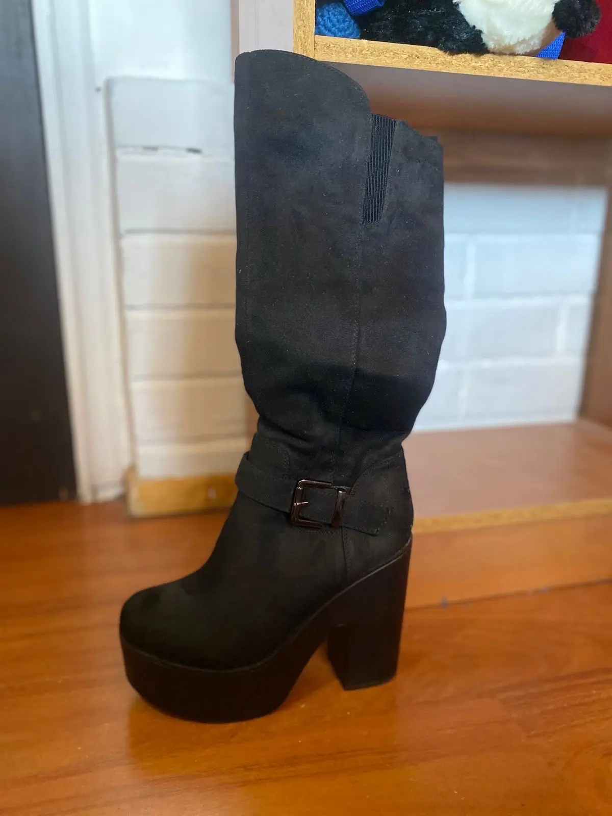 Botas negras de tacón alto - miniatura 1