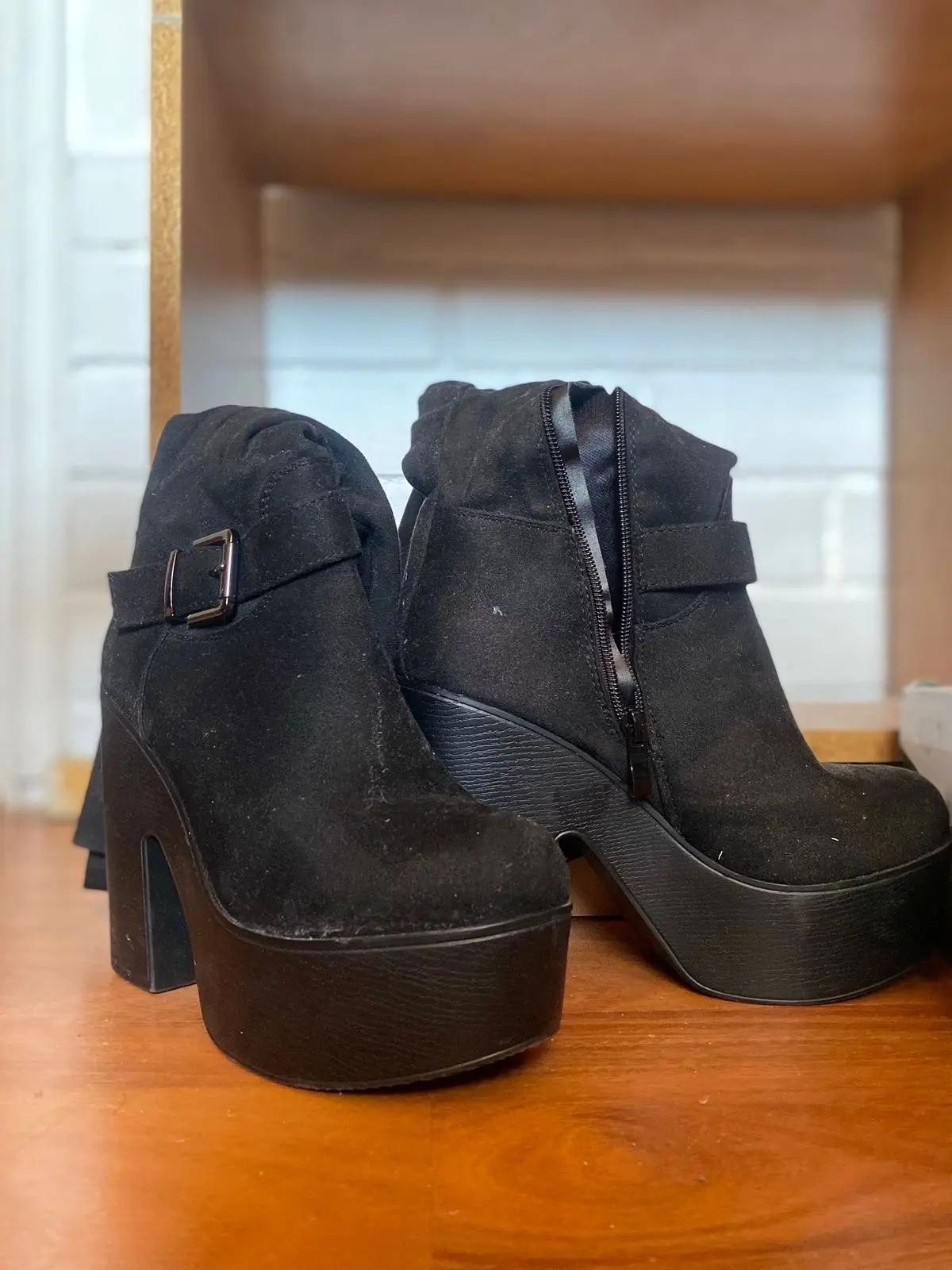 Botas negras de tacón alto - miniatura 3