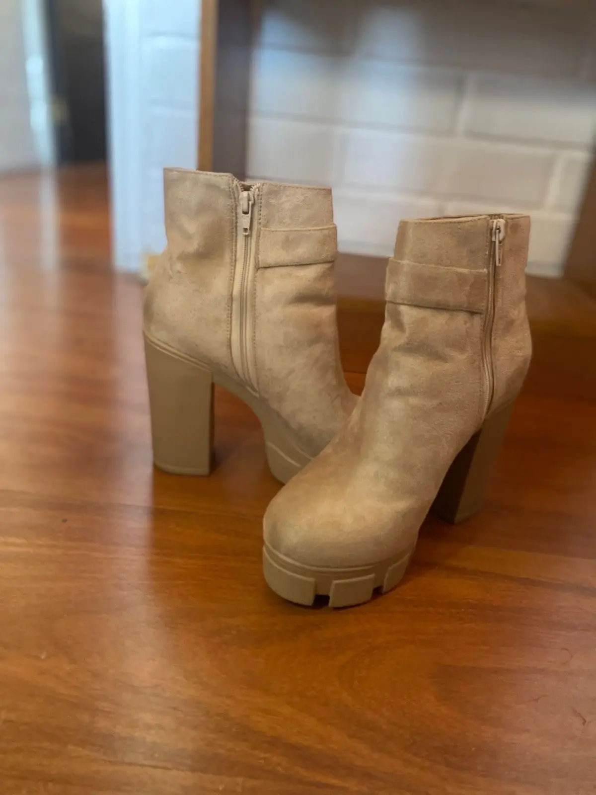 Botines beige con taco alto - miniatura 1