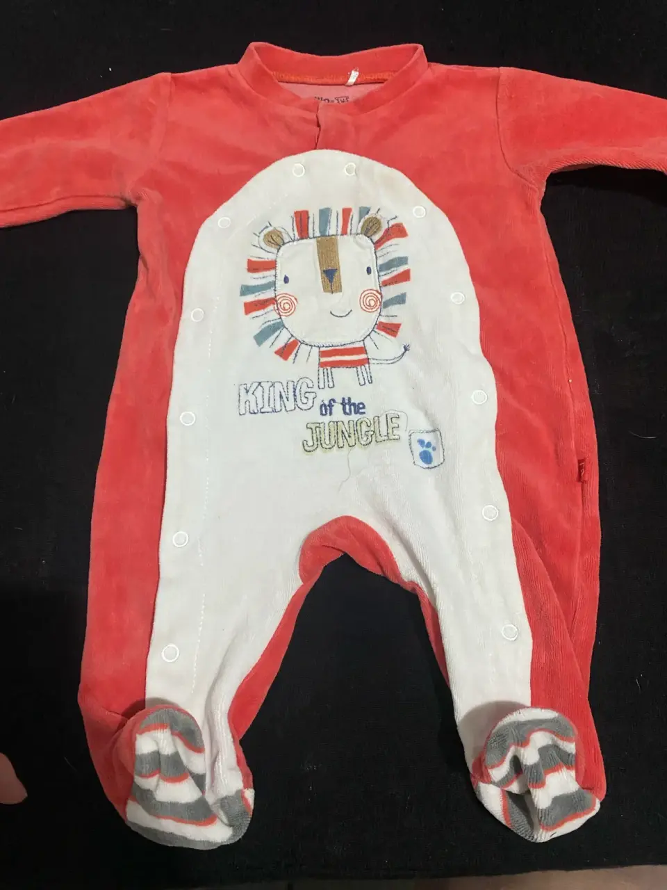Enterito de bebé rojo con león