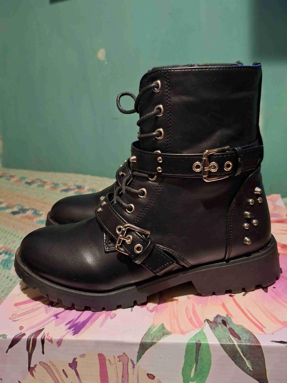 Botines negros con hebillas y tachas - miniatura 1