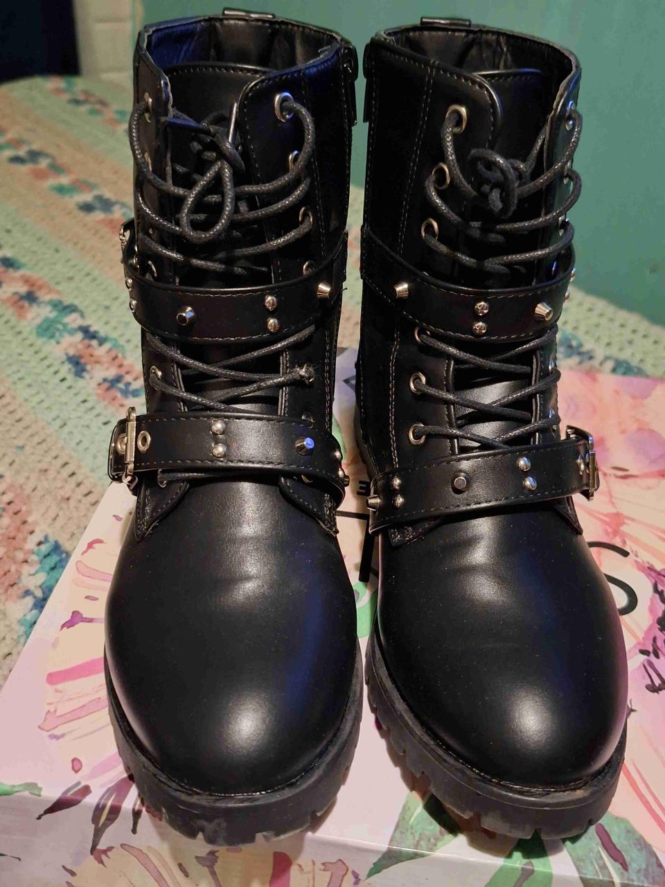 Botines negros con hebillas y tachas - miniatura 2