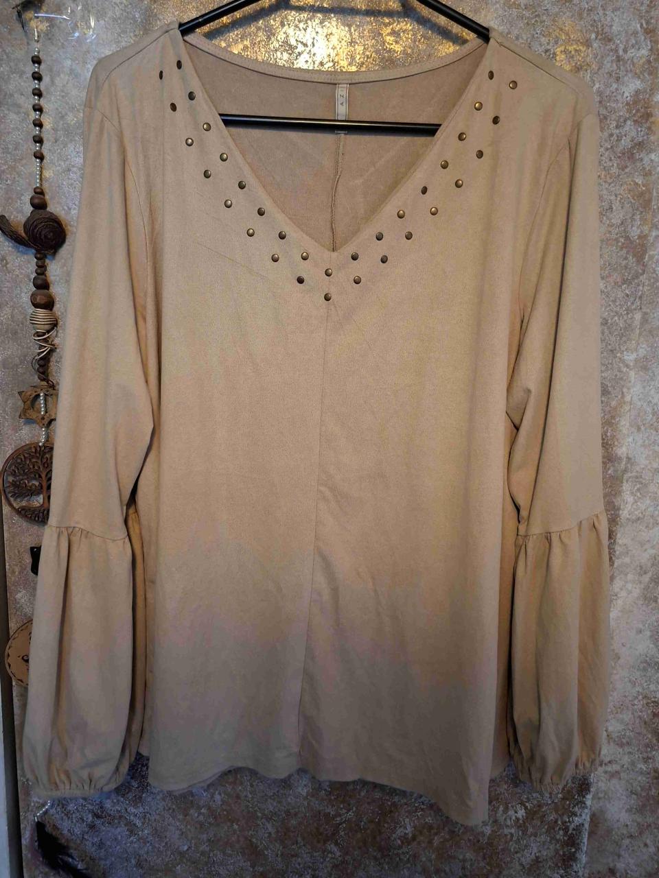 Blusa beige con tachas