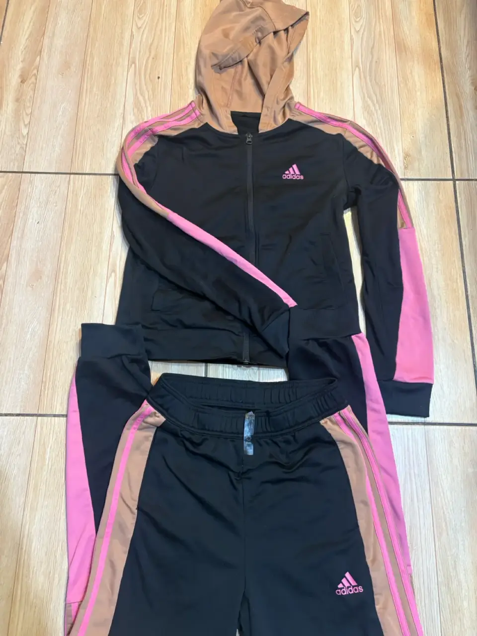 Conjunto deportivo Adidas negro y rosado