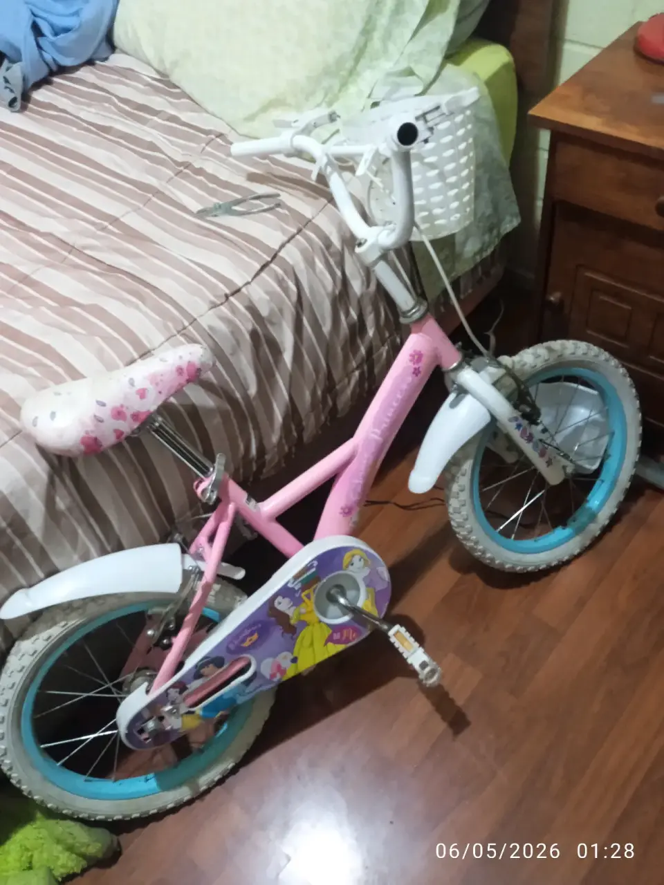 Bicicleta infantil rosa con flores - miniatura 1