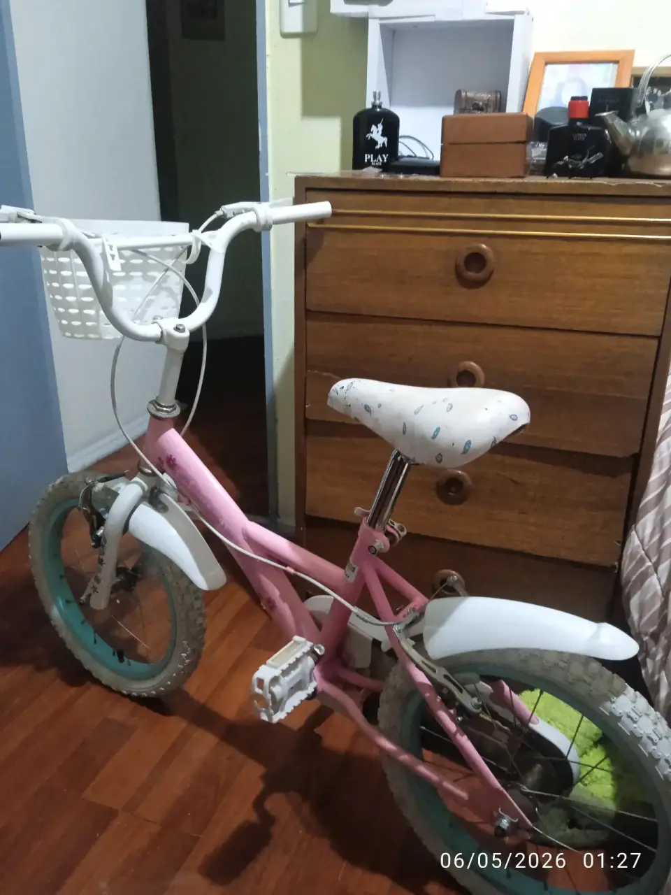 Bicicleta infantil rosa con flores - miniatura 2