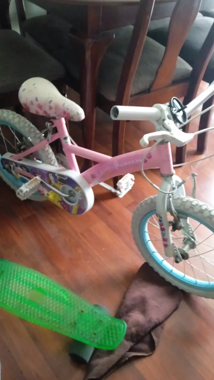 Bicicleta infantil rosa con flores - miniatura 4