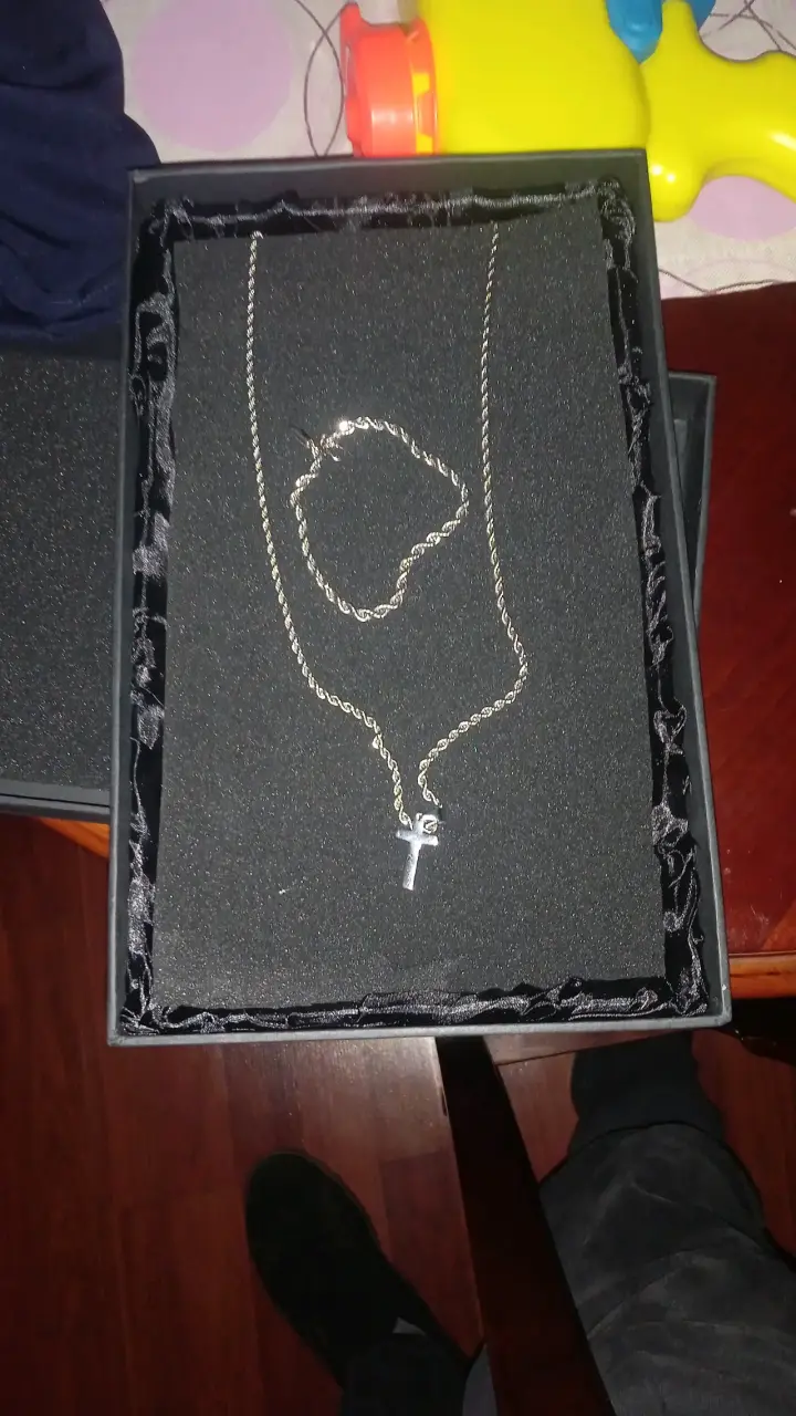 Collar de plata con cruz