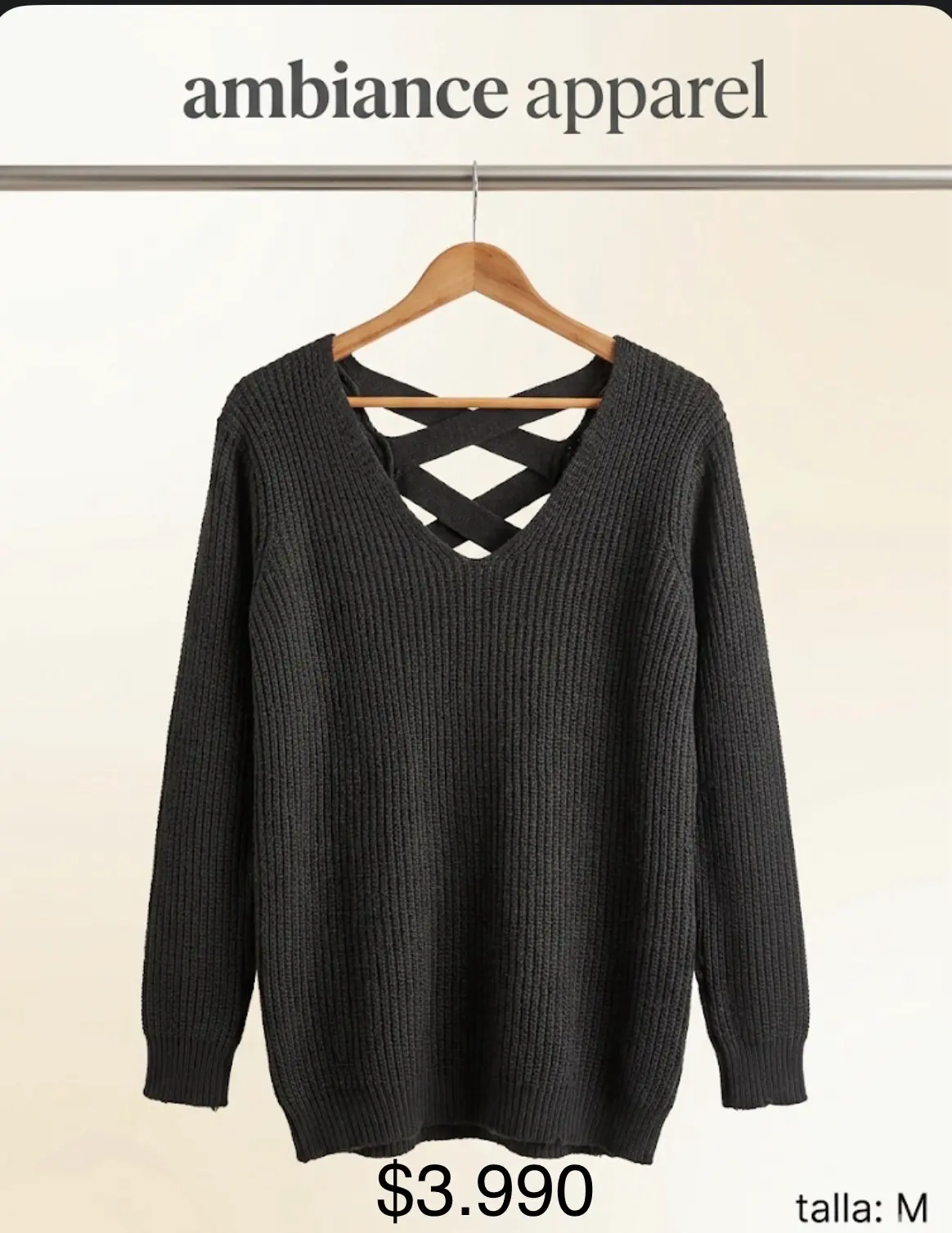 Sweater negro con diseño cruzado