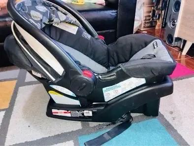 Silla de auto para bebé - miniatura 4