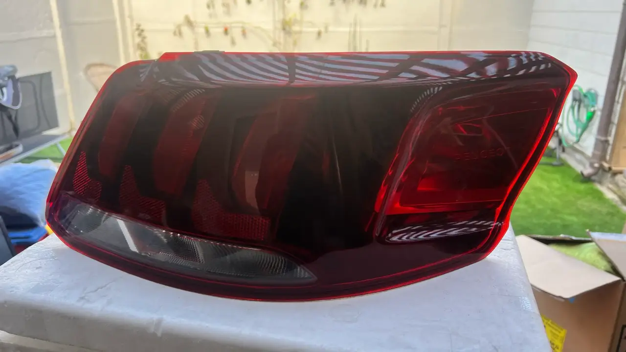 Luz trasera Peugeot 301 usada - miniatura 1