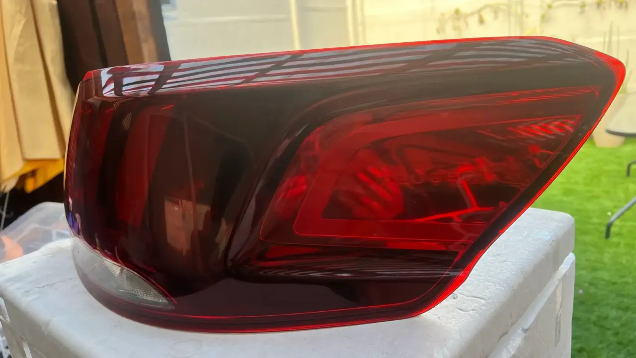 Luz trasera Peugeot 301 usada - miniatura 2