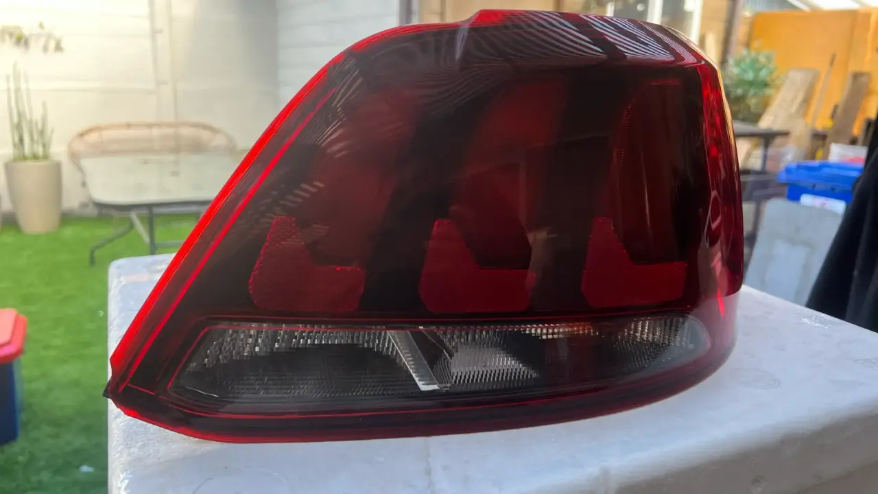 Luz trasera Peugeot 301 usada - miniatura 3