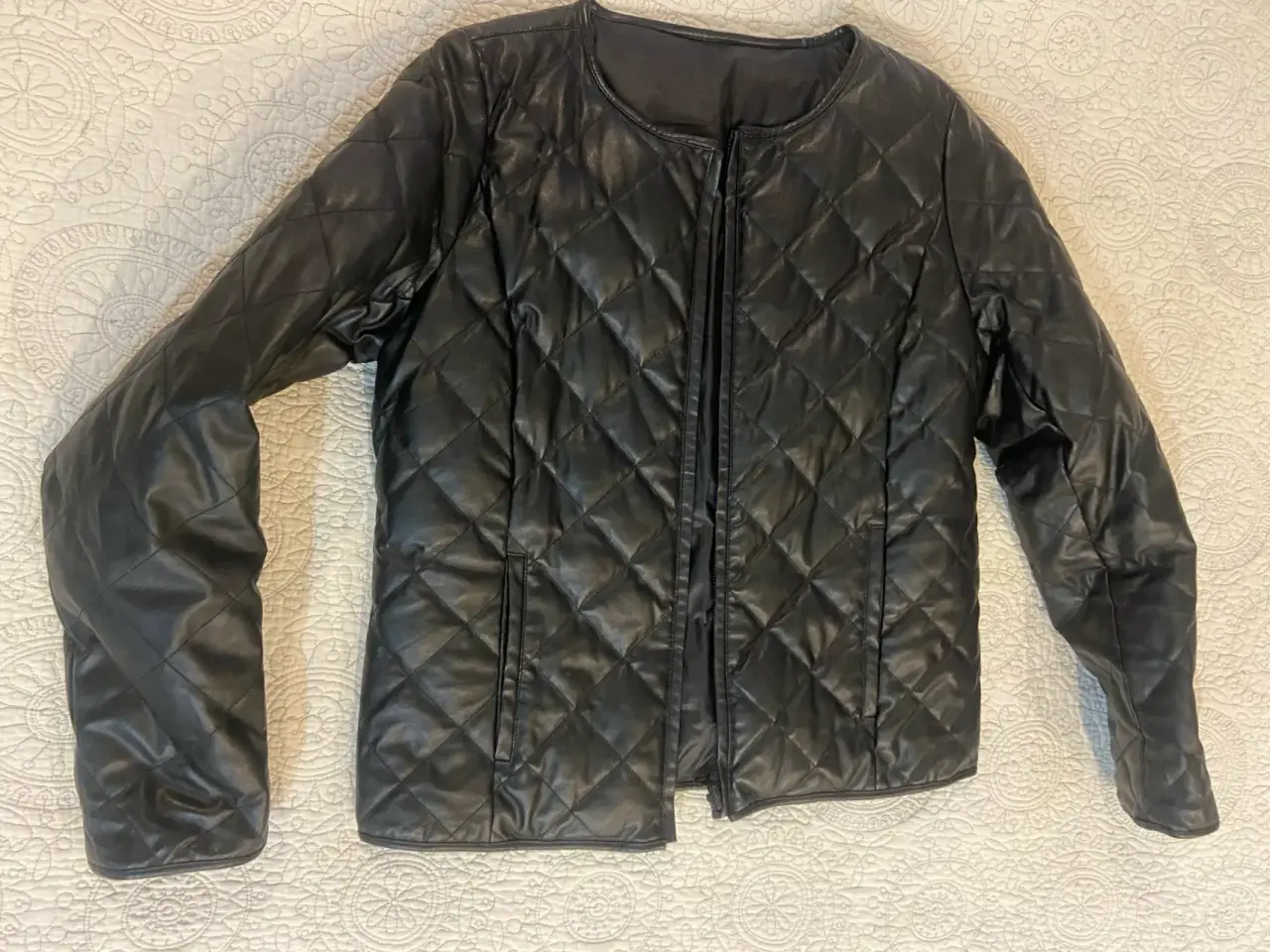 Chaqueta negra acolchada