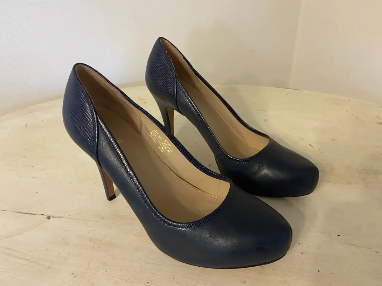 Zapatos de tacón azul oscuro
