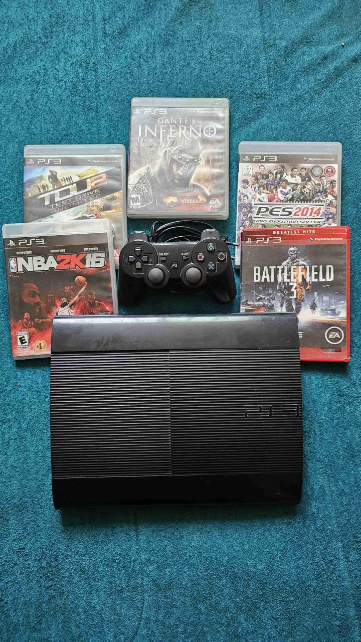 Consola PS3 con 5 juegos y control - miniatura 1