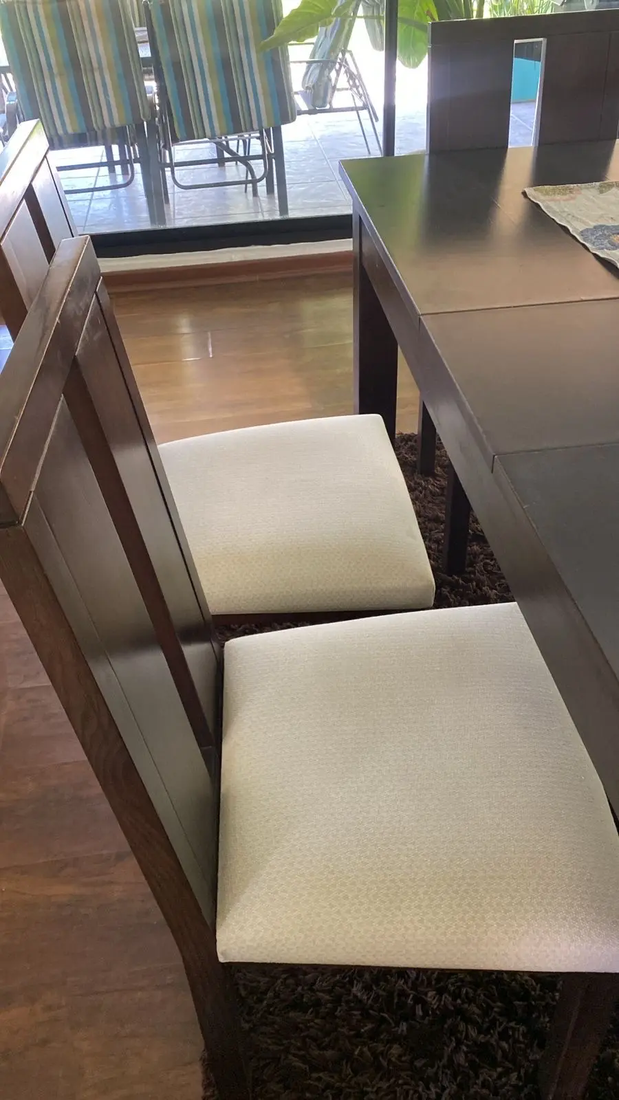 Mesa comedor de madera oscura con 6 sillas - miniatura 3