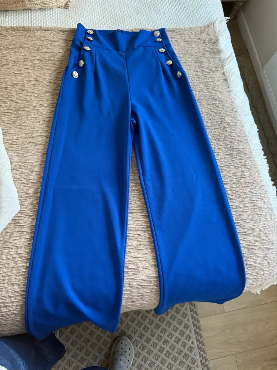 Pantalones azules con botones - miniatura 1