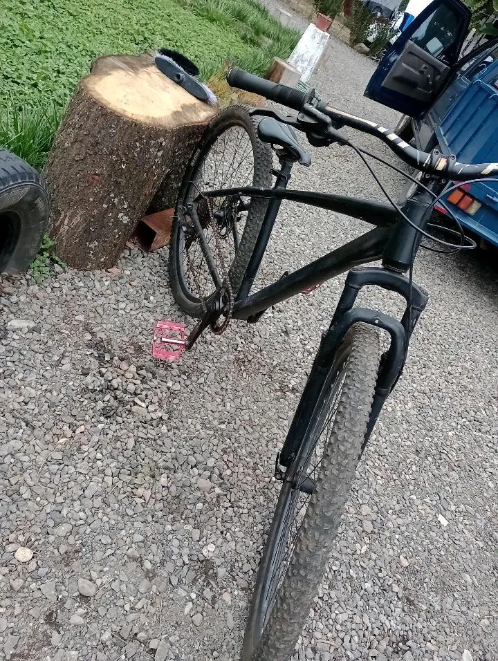 Bicicleta de montaña negra aro 29 - miniatura 1