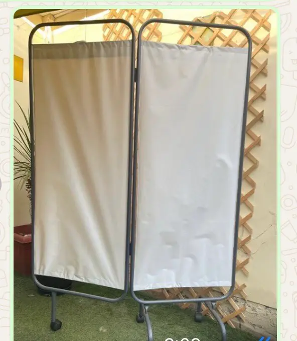 Biombo separador en metal blanco