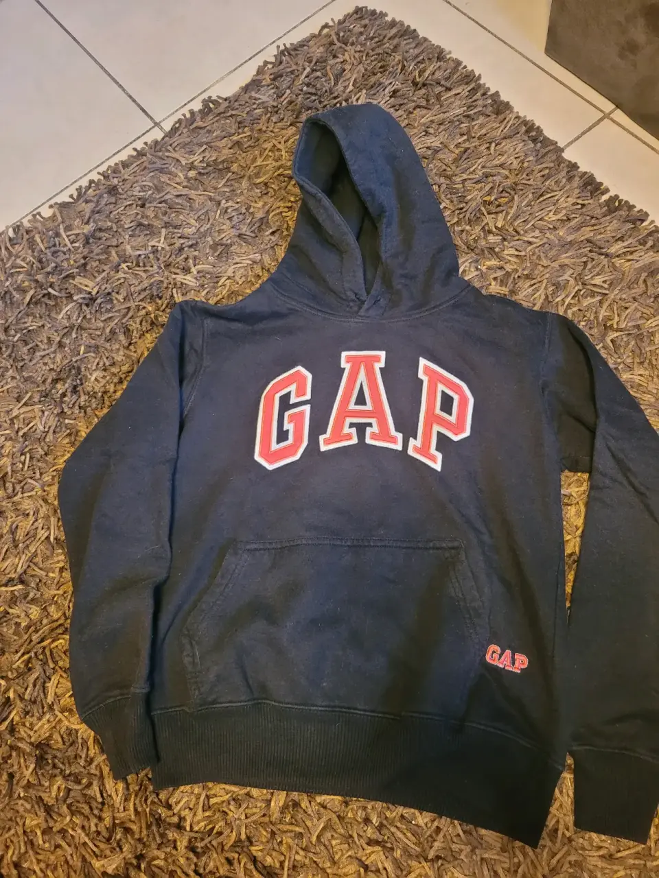 Polerón capucha GAP negro