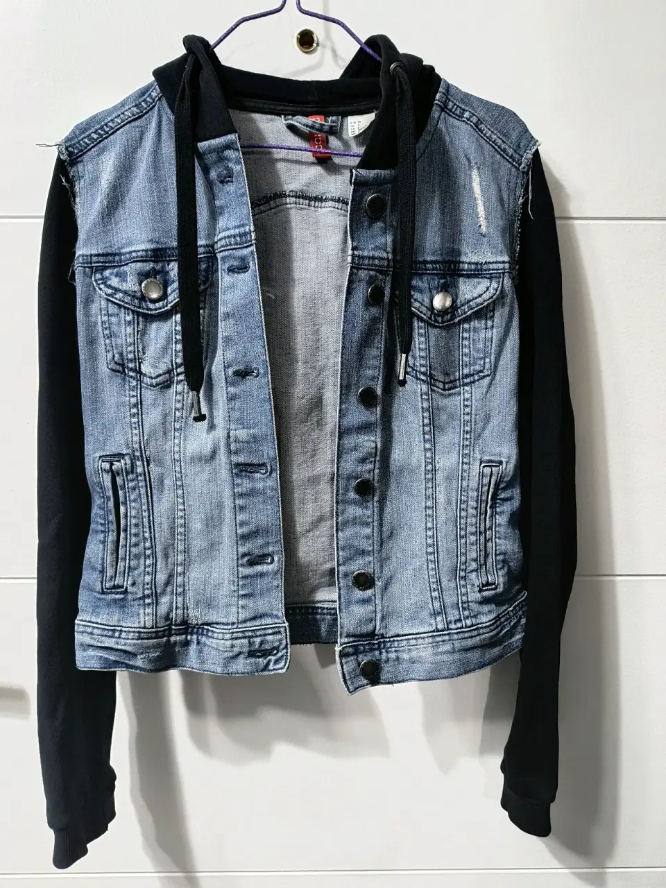 Chaqueta de mezclilla y capucha