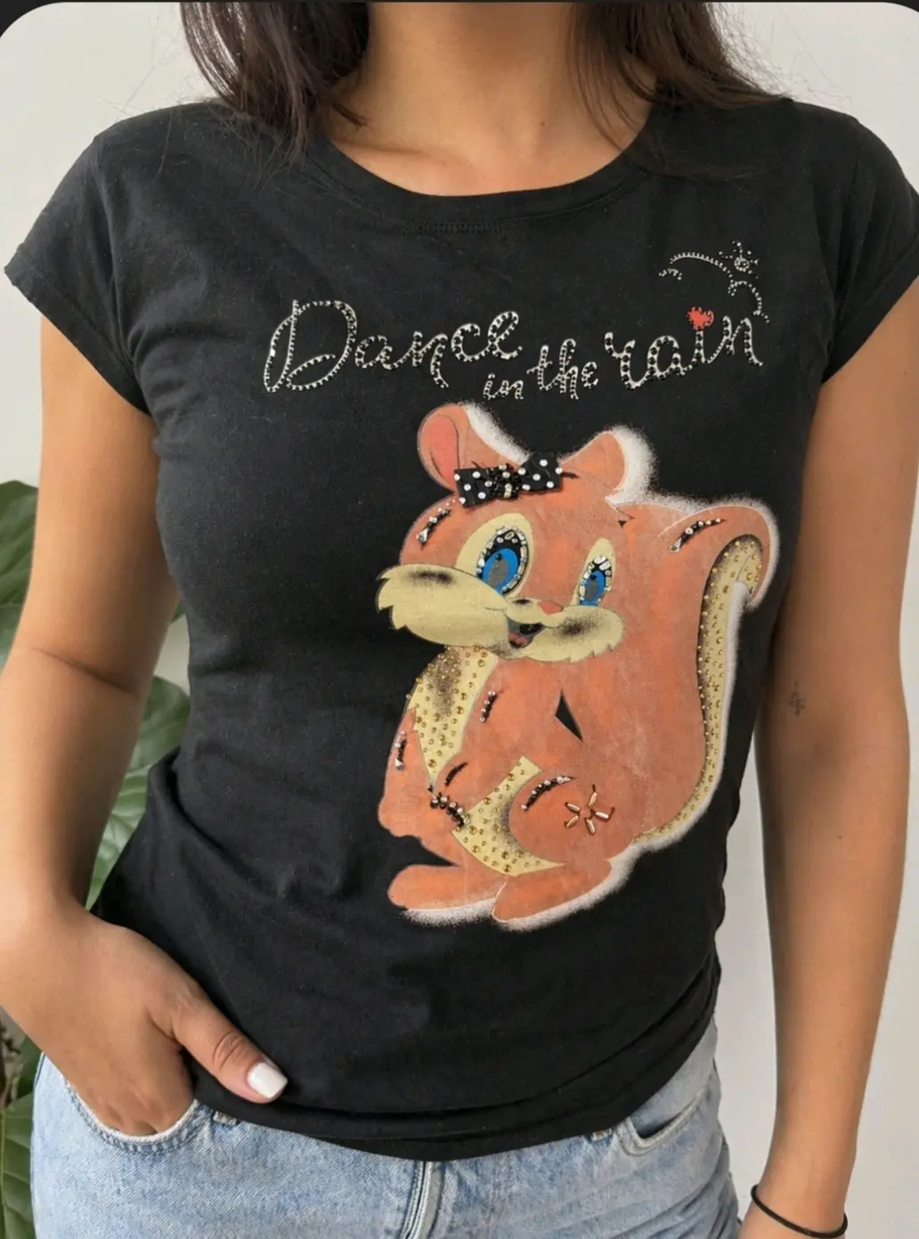 Polera negra con diseño de ardilla