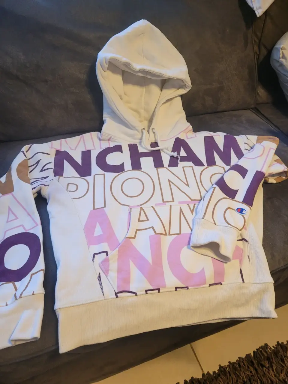 Polerón con capucha estampado