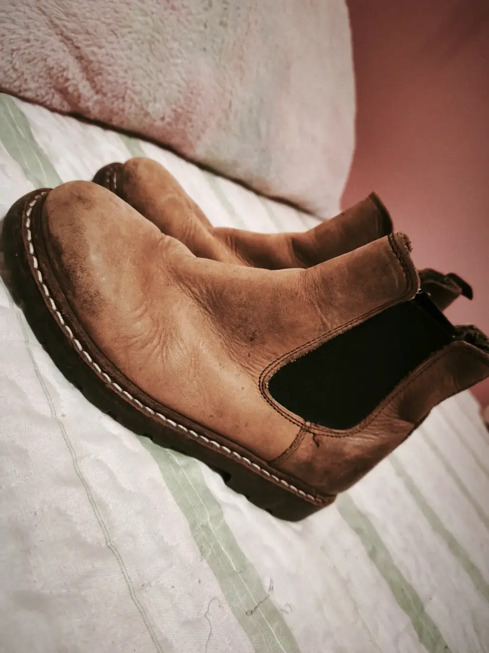 Botas de cuero marrón gastadas - miniatura 1