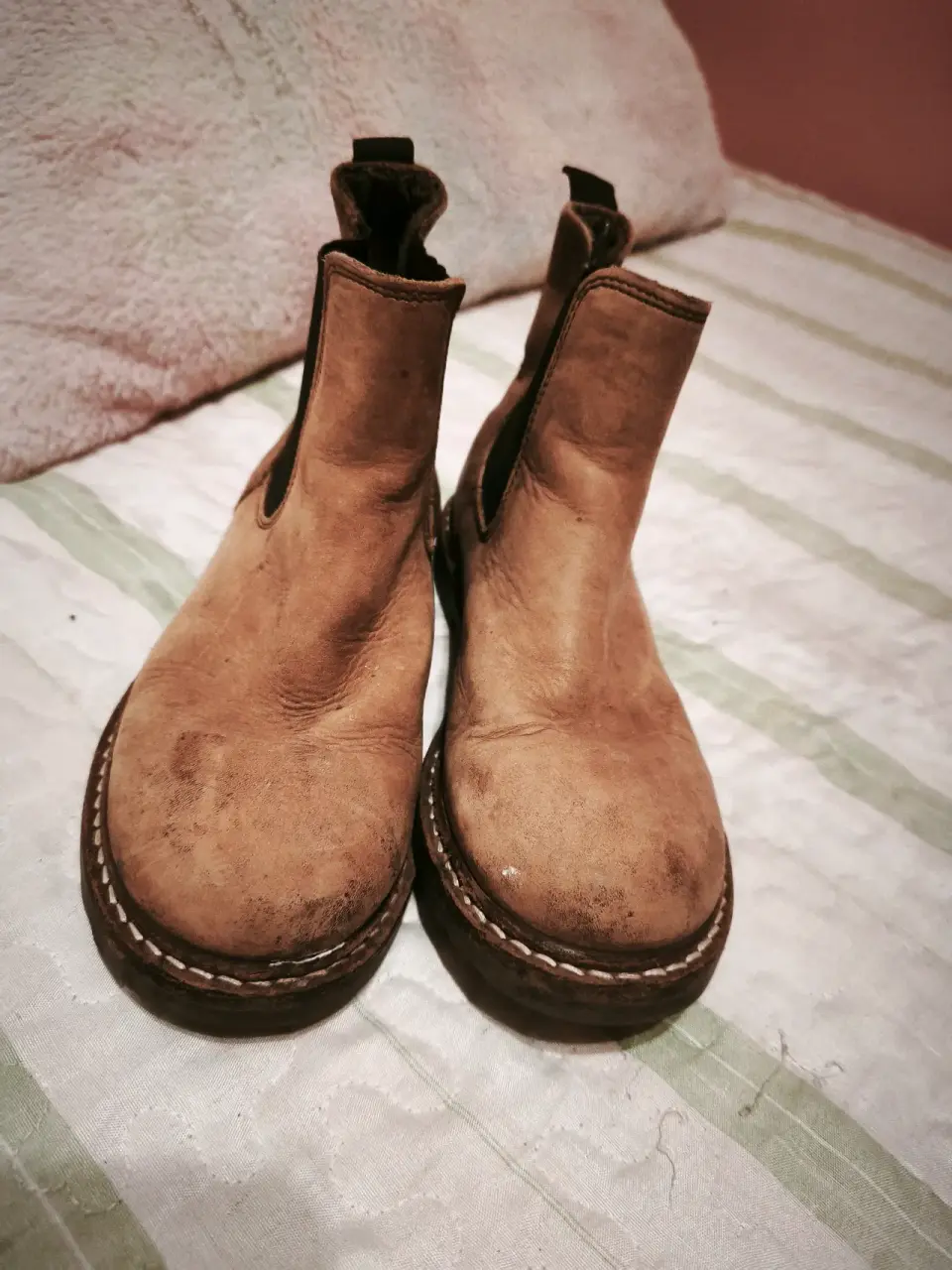 Botas de cuero marrón gastadas - miniatura 2
